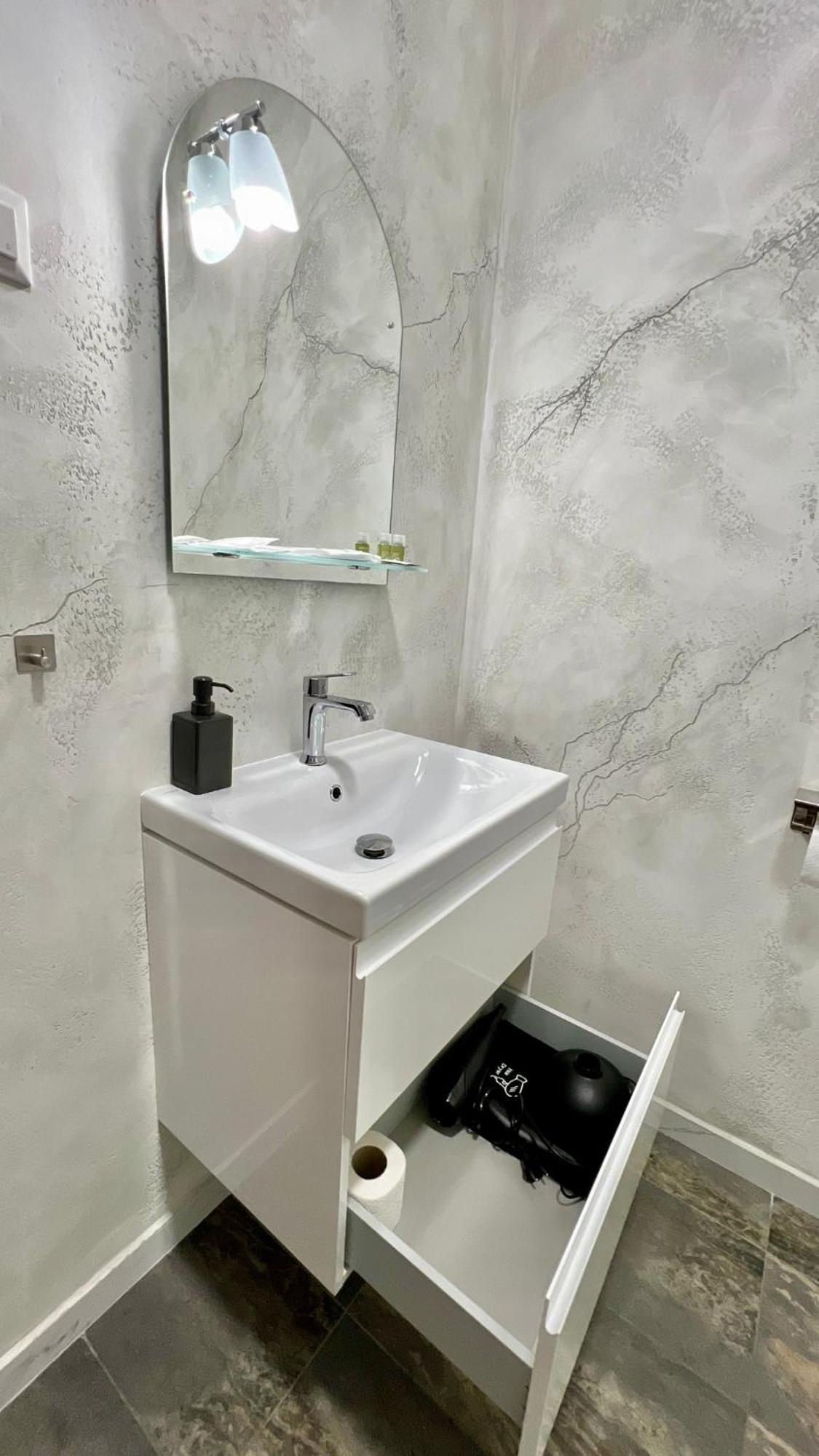 Hotel Fantazia Oradea - Self Check In & Out Dış mekan fotoğraf