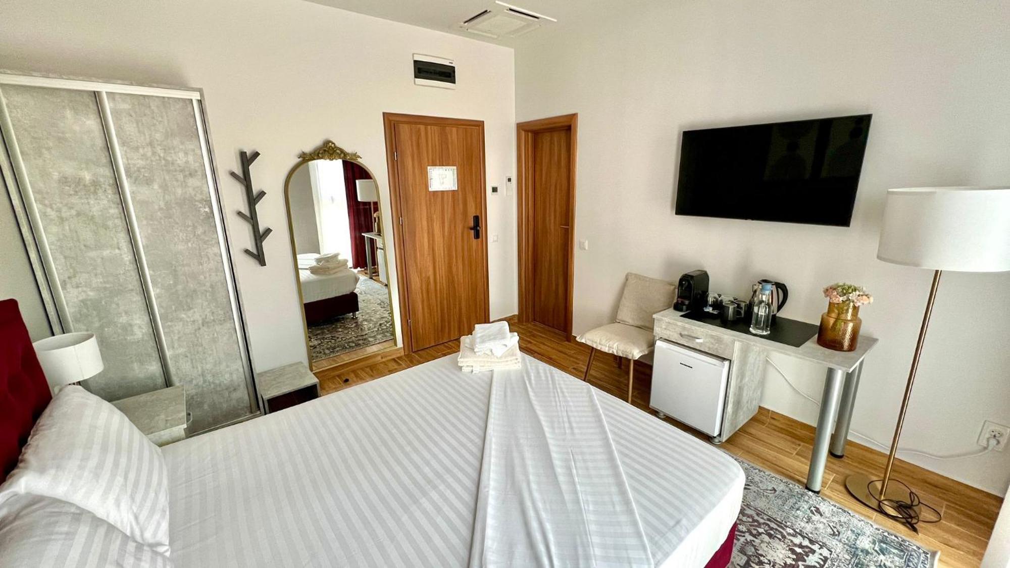 Hotel Fantazia Oradea - Self Check In & Out Dış mekan fotoğraf